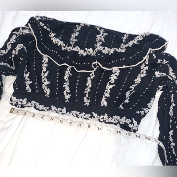 Free People ruffled long sleeve crop blouse Navy Blue and off white Large - Picture 9 of 11